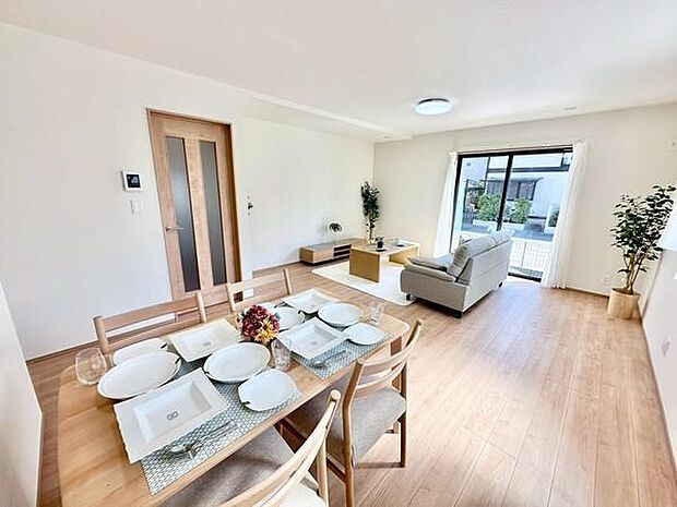 【19帖】リビングは明るい色合いのフローリングが印象的です。大きな窓があり開放感のある空間です。