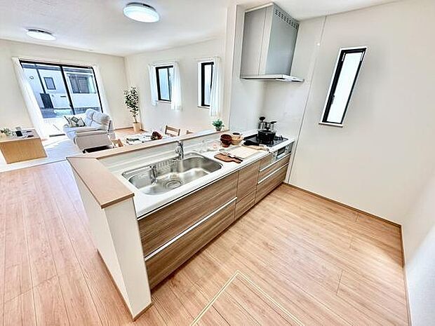 明るく開放感がありリビングとつながる設計のキッチンです。キッチン横には収納付きで、毎日の家事がよりスムーズに進む嬉しいポイントです。