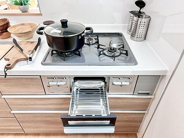 魚焼きグリル付きのキッチンは、料理好きの方にも時短を重視する方にもおすすめ。短時間で本格的な焼き上がりが可能なので、忙しい毎日でも美味しいごはん作りをサポートしてくれます。