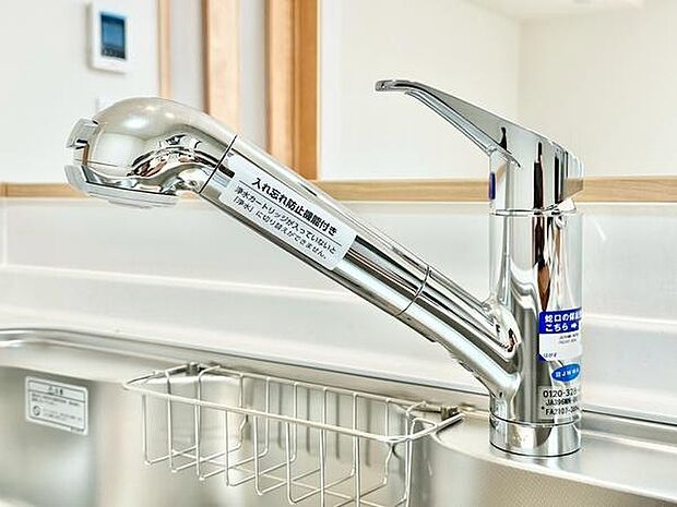 浄水器付きのシンクで、調理や飲料に便利。毎日の家事が快適に行えるキッチンです。スポンジや洗剤を置くバスケットもあるのですっきりしたシンクです。