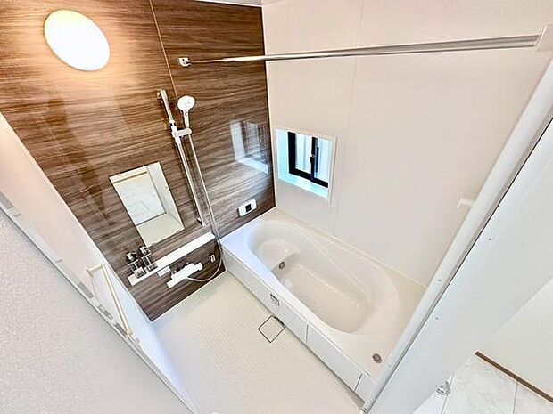 白を基調としたシンプルで清潔感あふれるバスルームです。広々とした浴槽が心地良いリラックスタイムを演出します。