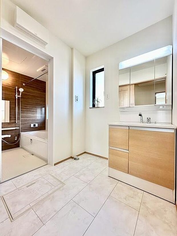 洗練されたデザインの洗面台が毎日の身支度が楽しく快適になります。浴室との動線もスムーズで利便性が高いです。