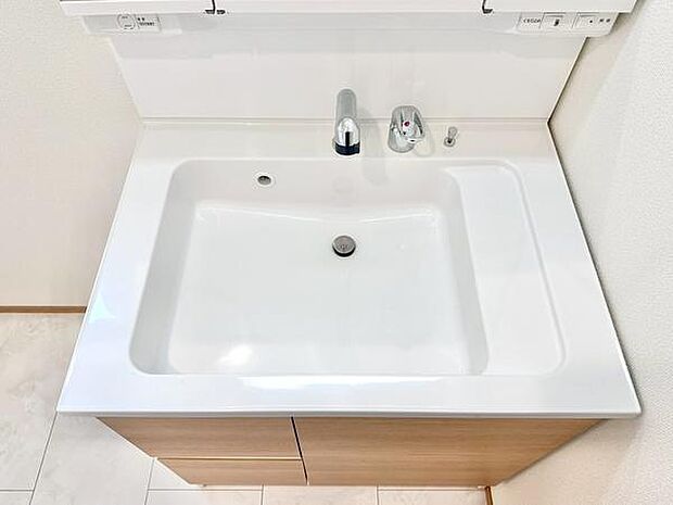 広々とした洗面台が快適な使い心地を提供します。シンプルなデザインがお部屋全体に清潔感をもたらします。