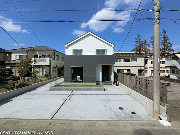 並列2台分の駐車スペースを確保しており、車の出し入れもスムーズ。前面道路はゆとりある幅で通行も快適です。