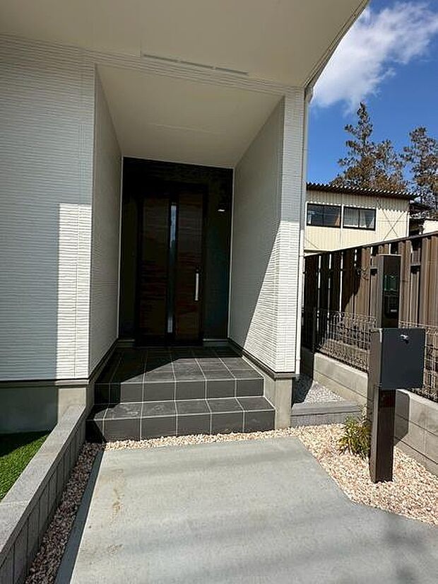 屋根付きの玄関で雨の日のお出かけやお荷物の多い日の出入りもスムーズに!玄関ドアを雨風から守ります。