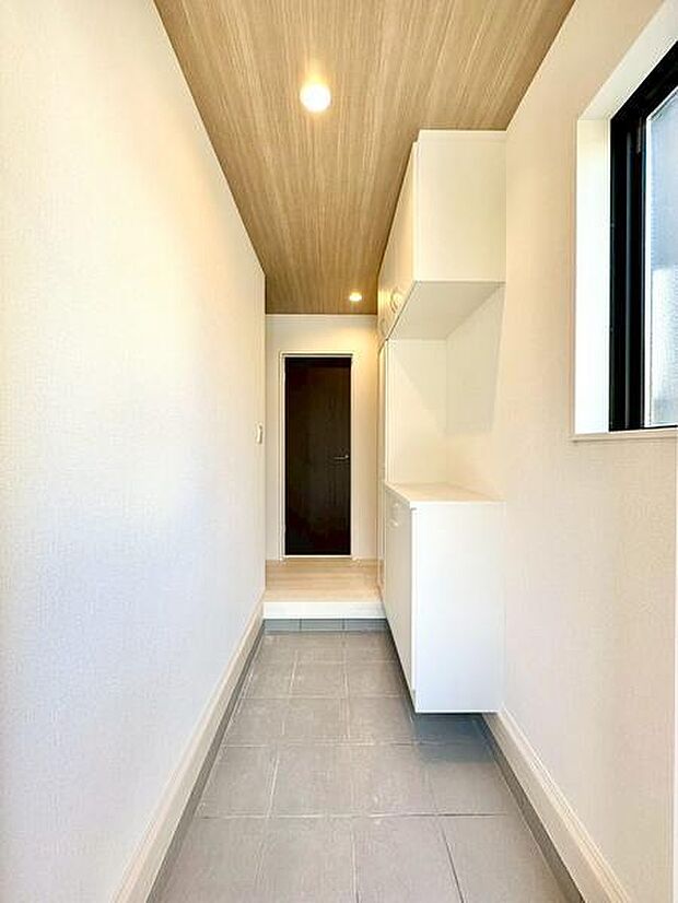 すっきりとした玄関スペースが魅力的です。高さのある玄関収納を備え散らかりがちな玄関もスッキリとした印象に!