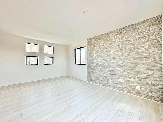 【16.37帖】2階にリビングを配置することで、通行人の視線が届きにくくプライバシーにも配慮。明るい光が差し込む開放的な空間でご家族がゆったりくつろげる空間です。