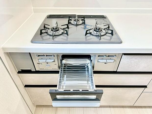 魚焼きグリル付きのキッチンは、料理好きの方にも時短を重視する方にもおすすめ。短時間で本格的な焼き上がりが可能なので、忙しい毎日でも美味しいごはん作りをサポートしてくれます。