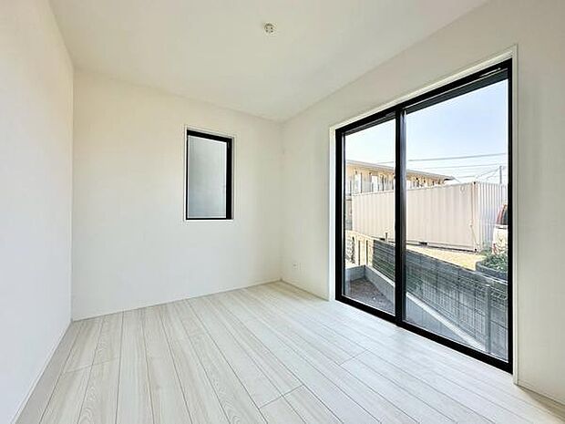 【1階4.84帖】二面採光で明るく風通しの良い空間です。収納も備わっており、使い勝手の良いお部屋です。