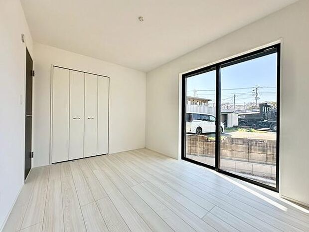 【1階6.0帖】明るい木目調のフローリングが空間を引き立てます。両開きのクローゼットが備わっているため収納力も十分で、整理整頓に便利です。