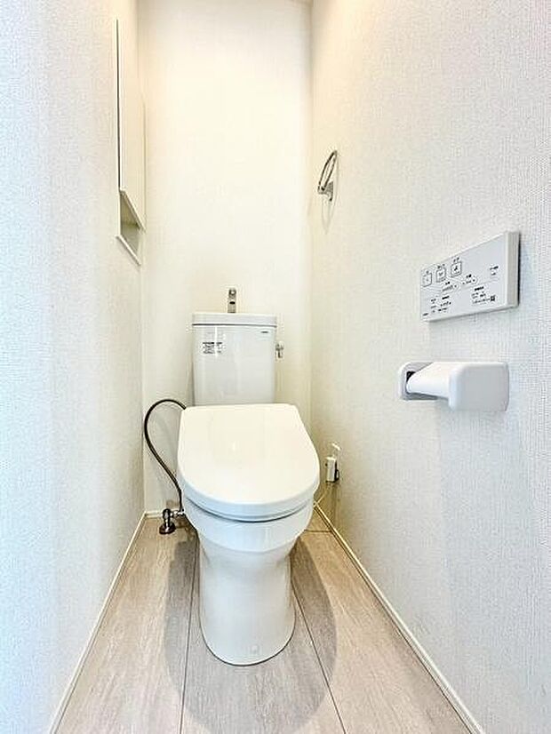 壁面収納が備わっており小物の整理整頓に便利です。シンプルなホワイトカラーの内装でお手入れもしやすい仕様です。