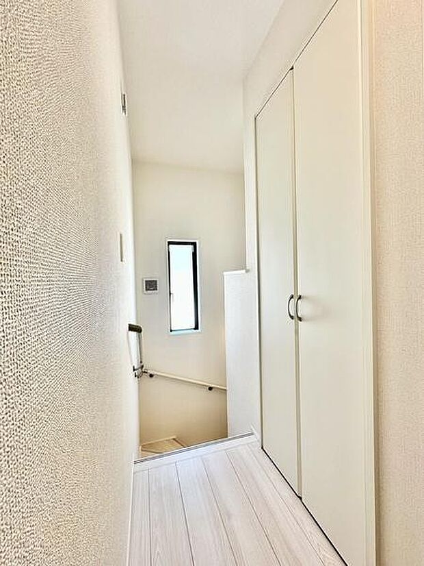 階段に窓があることで、自然光が差し込み、暗くなりがちな空間も明るく開放的に。毎日の移動が気持ちよく感じられ、家全体に温かみを与える素敵なポイントになります。