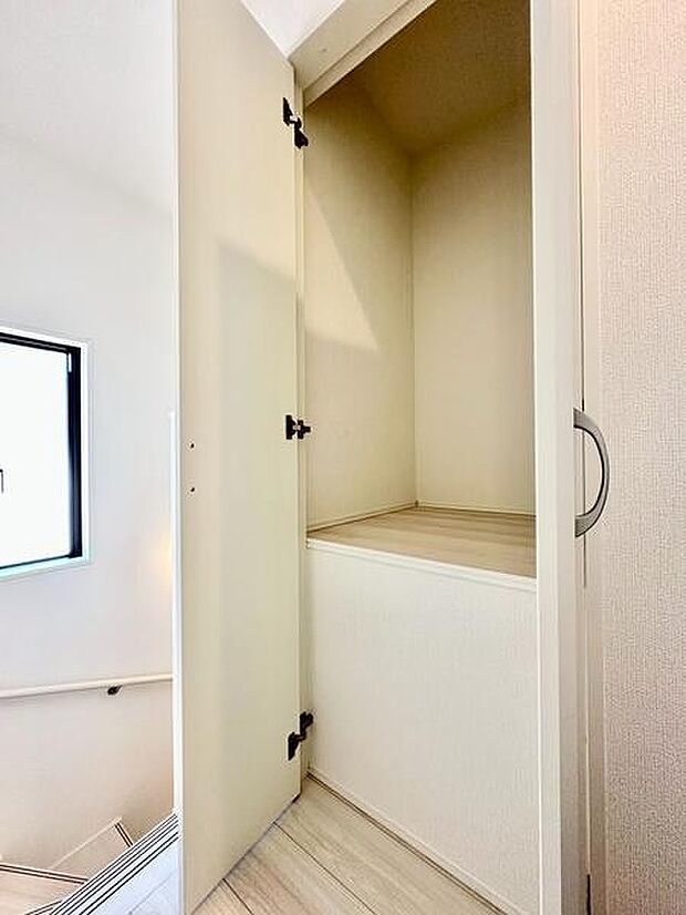 2階のホールに設けた収納スペースは、日用品やストック類の収納に便利。使いたい物をサッと取り出せて、住まいをすっきり保てます。