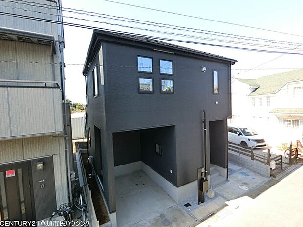 小中学校が徒歩圏内の落ち着いた住宅街に位置する戸建て住宅。教育環境が充実しており、子育てしやすい街として地域でも人気のエリアです。