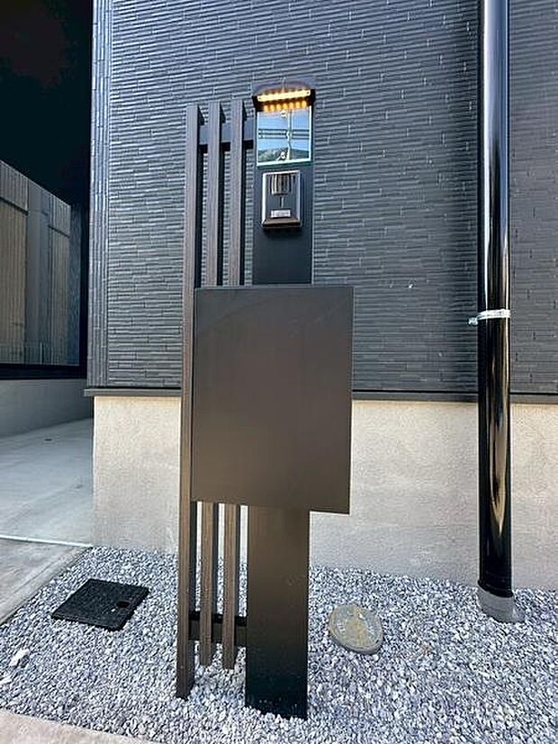 玄関横に設置されており郵便物の受け取りに便利な郵便ポストです。いつでもすぐに郵便物が確認でき安心です。