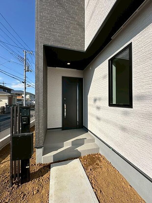 屋根付きの玄関で雨の日のお出かけやお荷物の多い日の出入りもスムーズに！玄関ドアを雨風から守ります。