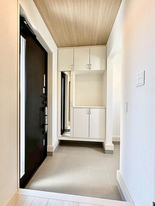 明るく清潔感のある玄関空間に、便利なシューズクロークをプラス。靴はもちろん、かさばる荷物もまとめて収納でき、いつでも整った印象を保てます。