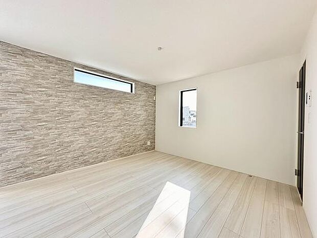 (17帖)広々としたゆとりのLDKに、アクセントクロスがさりげない彩りをプラス。水廻りを効率よくまとめた設計で、スムーズな動線を確保。