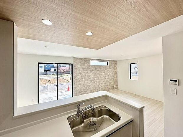 (17帖)開放感のあるリビングは複数の窓からの採光により明るい雰囲気です。キッチンからリビング全体が見渡せるので子育て中のご家庭も安心です。