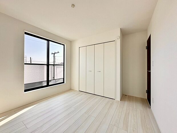 （南5.25帖）寝室はバルコニーに繋がっており、明るく開放的な空間です。クローゼットも備わっておりいつでもスッキリ片付きます。