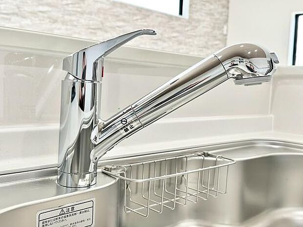 手元の操作がしやすく使い勝手が考えられた設計です。ステンレス素材が清潔感を演出し、キッチン空間に調和する仕様です！