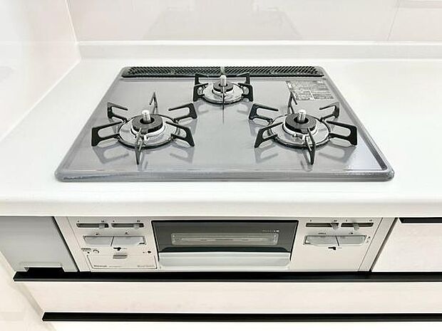 魚焼きグリル付きのキッチンは、料理好きの方にも時短を重視する方にもおすすめ。短時間で本格的な焼き上がりが可能なので、忙しい毎日でも美味しいごはん作りをサポートしてくれます。