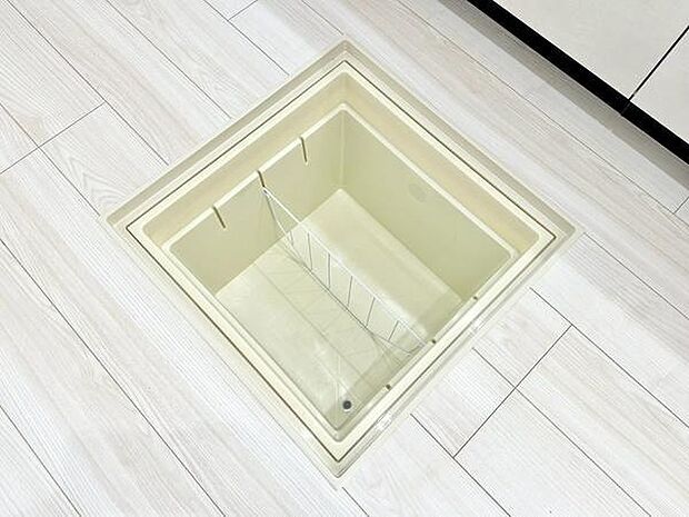 床下収納があり、キッチン周りのスペースを有効活用できます。広めの収納部分で整理整頓がしやすくキッチンエリアの使い勝手を高める設計です。