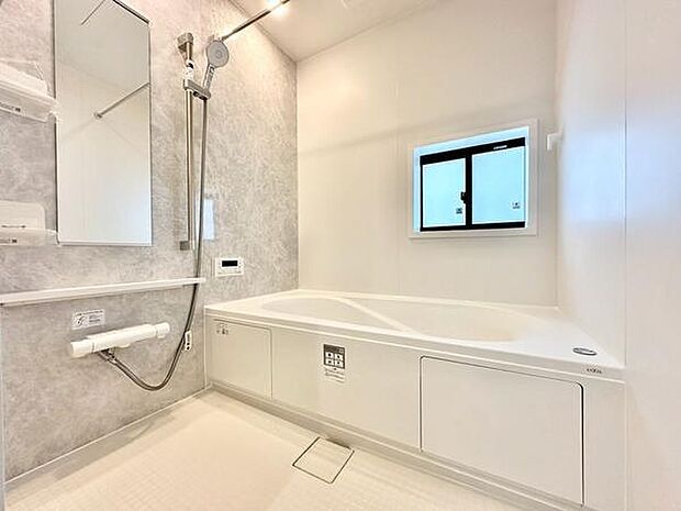 大理石調の壁が落ち着いた雰囲気を演出してくれるバスルームです。広々とした浴槽でリラックスできる空間です。