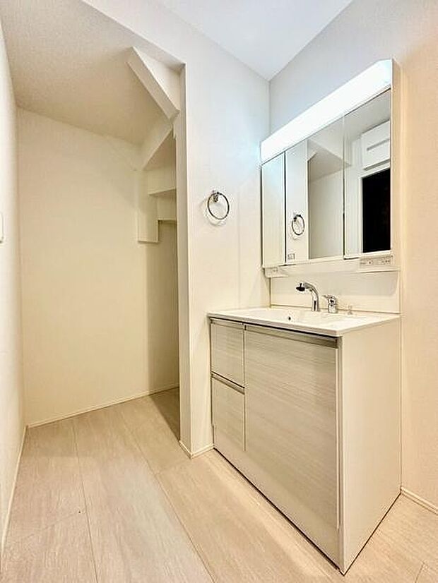 洗面所にリネン庫を設け、タオルや日用品をすっきり収納可能。使い勝手の良い空間で、毎日の身支度も快適です。