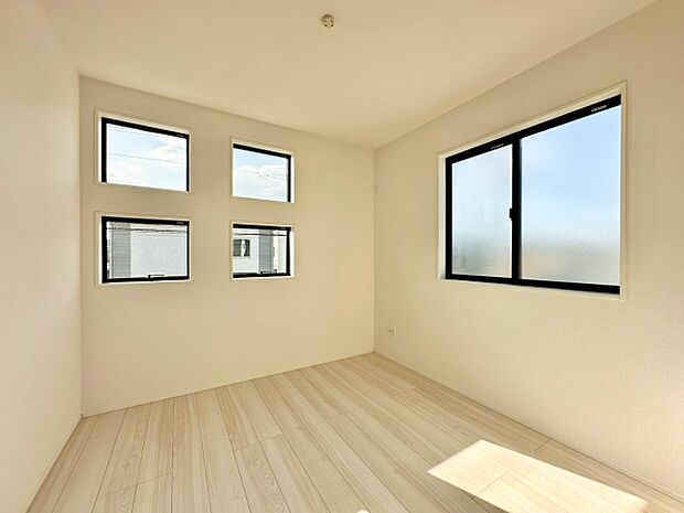 （5.0帖）コンパクトで落ち着いた温かみのある雰囲気の寝室。クローゼット付きで衣類などもすっきり収納できます。