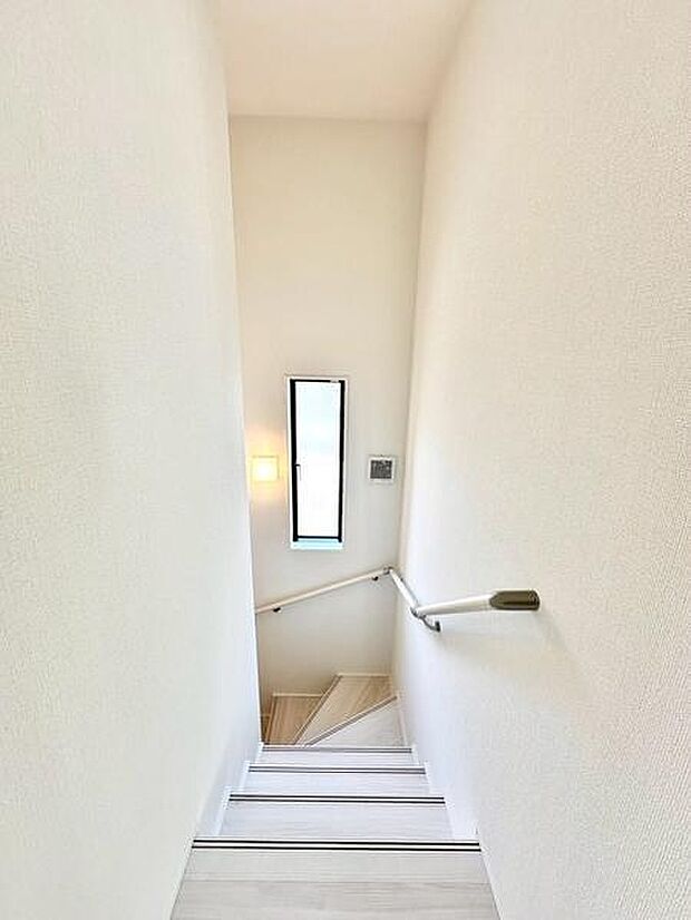 階段部分に窓があり自然光が入りやすい構造です。手すり付きで安全面にも配慮されています。上下階の行き来も明るい気分で行えそうな空間です。