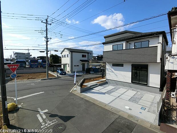 並列2台分の駐車スペースを確保しており、車の出し入れもスムーズ。前面道路はゆとりある幅で通行も快適です。