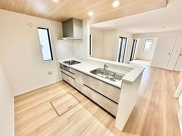 明るく開放感がありリビングとつながる設計のキッチンです。毎日の配膳や片付けもしやすく、毎日の家事がスムーズに進みます。