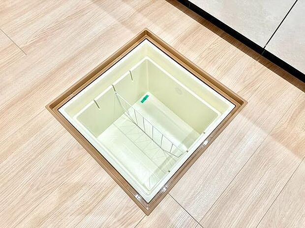 床下収納を備えており、調味料や保存食のストックにも便利。必要なものをすっきりしまえて、作業スペースを広く保てるのも嬉しいポイントです。