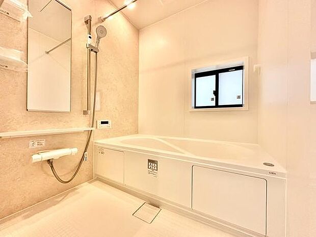 白を基調としたシンプルで清潔感あふれるバスルームです。広々とした浴槽が心地良いリラックスタイムを演出します。