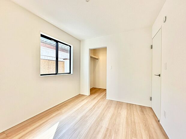 【5.25帖】寝室にはオープンタイプのウォークインクローゼットが備わっており、衣類や小物をすっきり収納可能。居住スペースを広く使える快適なお部屋です。