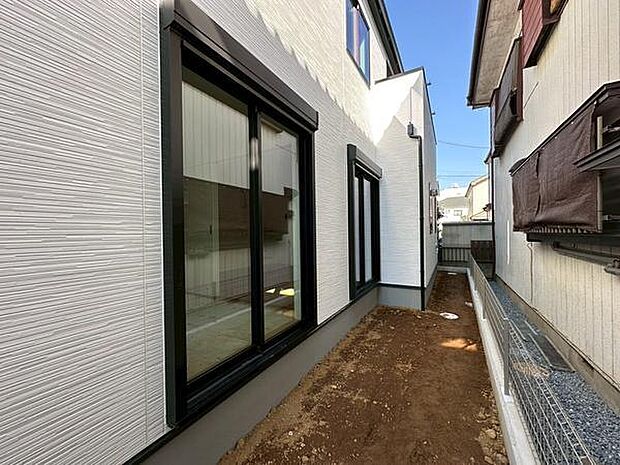 日当たりの良いスペースが憩いの空間を提供します。屋外での楽しいひとときを支える、様々な用途に使える空間です。