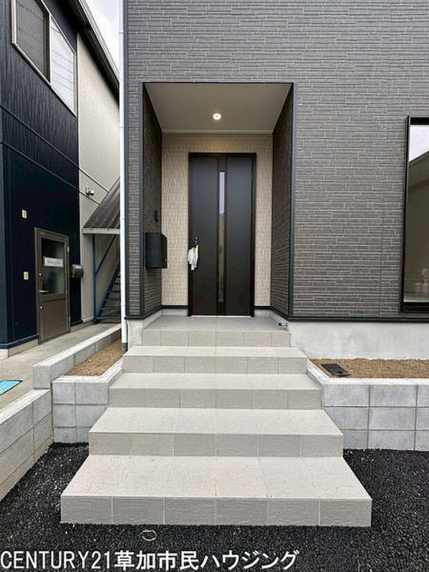 広めの階段で出入りもスムーズ。玄関先には明るい照明があり、夜間でも安心です。屋根があるため雨に濡れずに出入りできます。