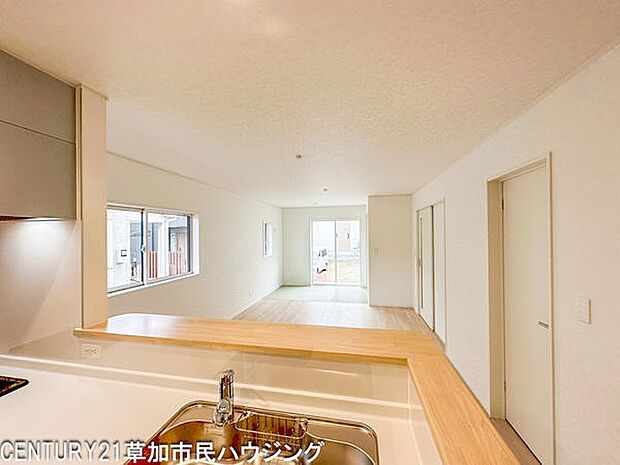 対面式カウンターキッチンは、料理中もリビングやダイニングを見渡せて安心。家事もスムーズに行えます。