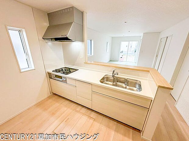 明るく開放感のあるキッチンです。十分な収納スペースがあり作業動線もスムーズです。カウンター付きでリビングとつながる設計が特徴です。窓があり通気性も良好です。清潔感のあるデザインが印象的です。