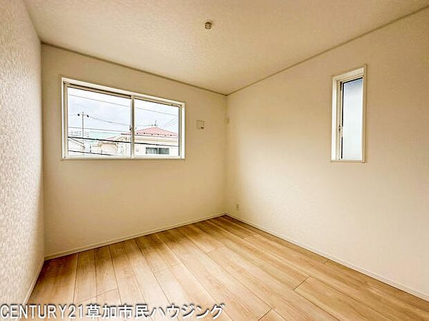 【2階4.5帖】明るい木目調のフローリングが空間を引き立てます。クローゼット付きで収納も確保されています。シンプルな白壁が清潔感を演出しています。コンパクトながらも使いやすいレイアウトです。