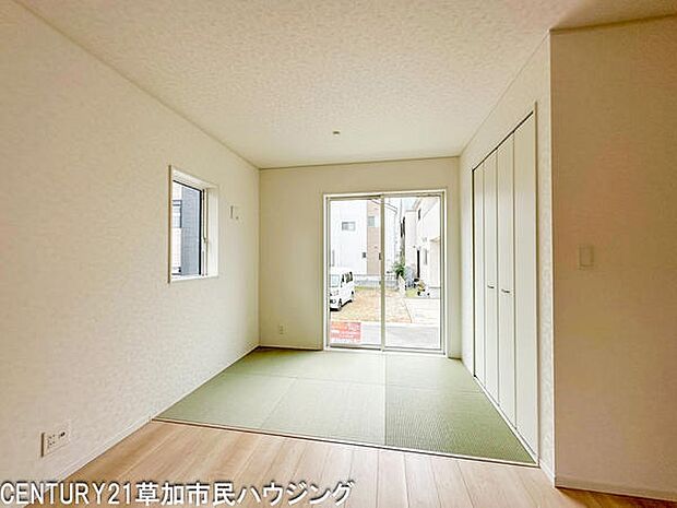 リビングに隣接した3帖の畳コーナーは、シンプルな和室で窓から自然光が差し込み明るい空間です。フローリングとの切り替えが特徴的です。押入れ収納も備わり、日常の整理整頓にも便利です。