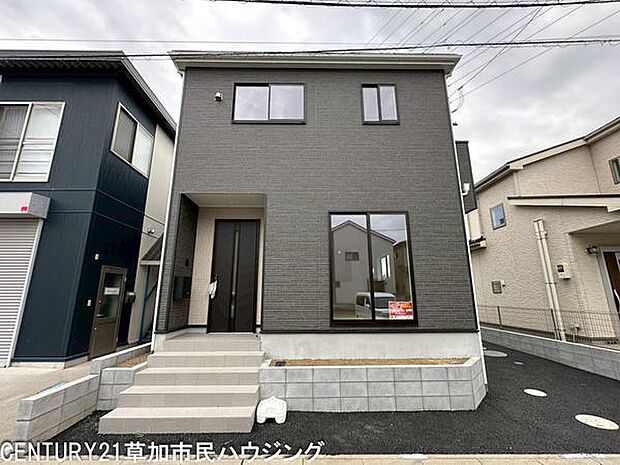 シックな外観が印象的な建物です。大きな窓からたっぷりと光が差し込みます。リビング前の花壇は、植栽で目隠しも可能です。
