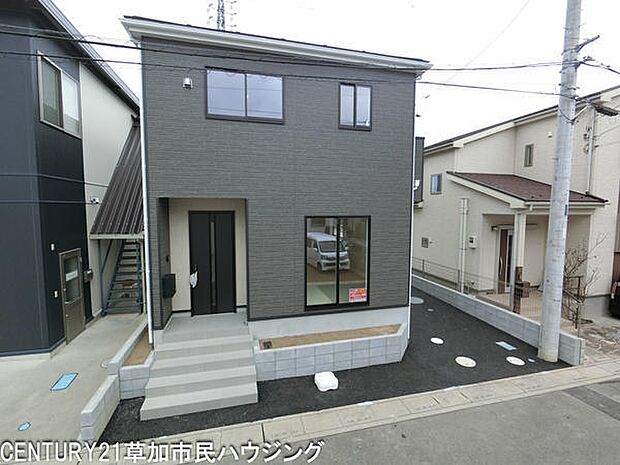 シンプルでスタイリッシュな外観が印象的です。二階建ての構造がすっきりとまとまっています。前面には駐車スペースも確保されています。周囲の住宅とも調和したデザインです。