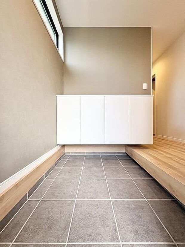 光あふれる玄関ホールは来客の第一印象も格別。シューズボックスで靴類をまとめて収納できます。