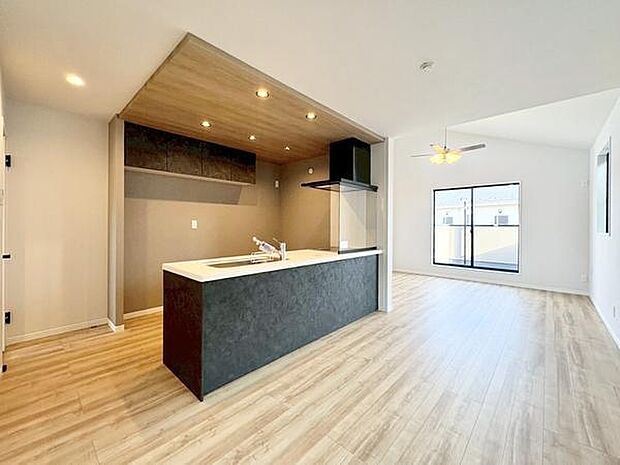 バルコニーからの光と開放感にあふれたLDK約17帖。ご家族が自然と集まる、暮らしの中心空間です。