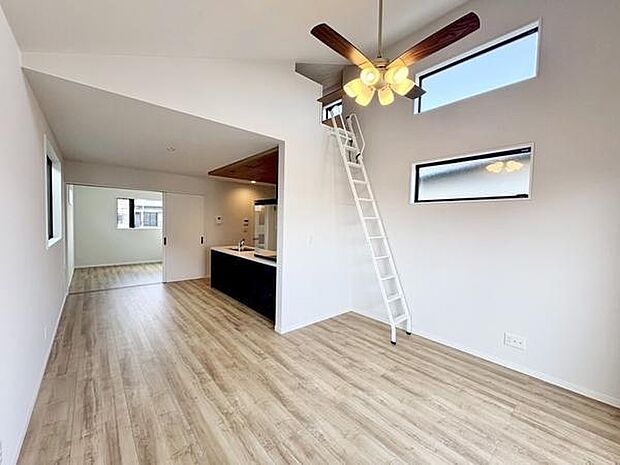 通常の天井高では生まれない立体感が約17帖のLDKをより広く演出。ロフトが暮らしにゆとりをプラス。