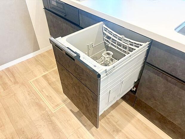 共働きご家庭の強い味方、高温洗浄で除菌効果も期待できる食洗器。毎日の家事負担を軽減します。