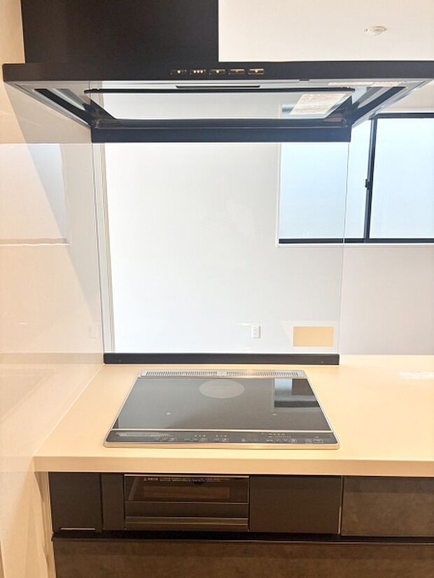 透明な油跳ね防止パネルで視界を遮らず、キッチンがいつも明るく広々。お手入れもラクラクです。