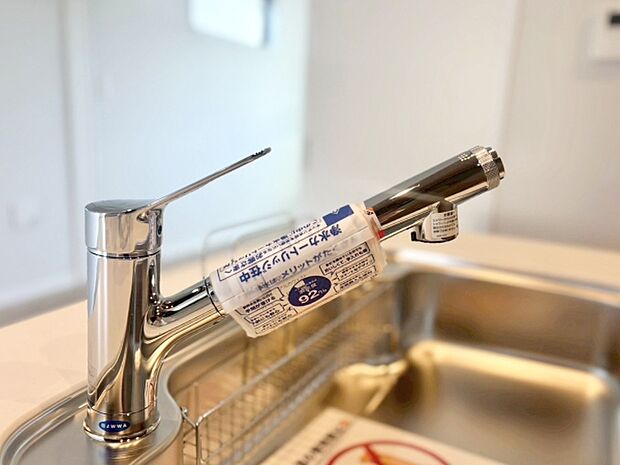 浄水器つきの水栓で、飲料水を買う手間もコストも省けて便利。お茶やコーヒーもワンランク上の仕上がりに。